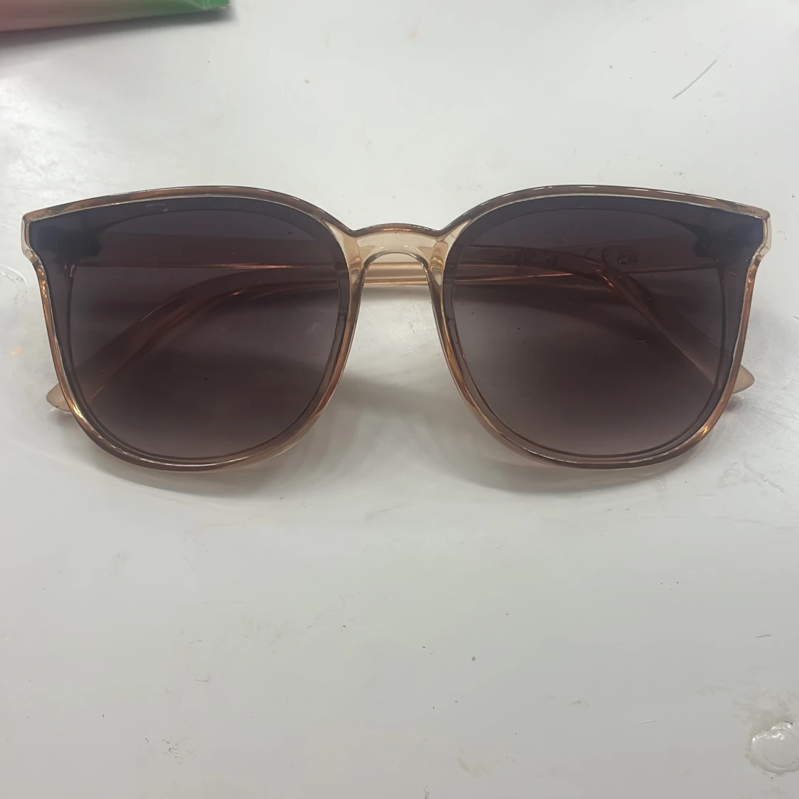 Beige transparenta solglasögon