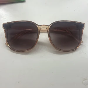 Beige transparenta solglasögon - Nästan helt nya solglasögon från h&m, superfina! 