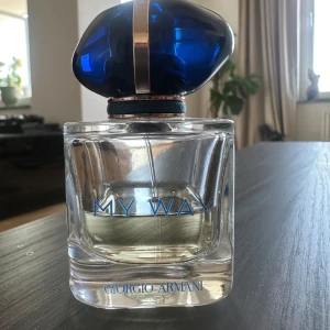 Giorgio Armani My Way parfym - Snygg parfymflaska från Giorgio Armani, modellen My Way. Flaskan är genomskinlig med blå text och har ett unikt blått, ovalt lock med gulddetaljer. Parfymen har en stilren och modern design som verkligen sticker ut på hyllan. 30ml flaska. 