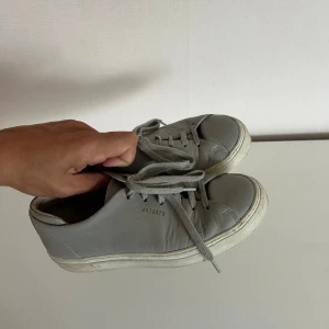 Axel Arigato skor  - Ett par snygga skor i toppen skick med skråmor enligt bilderna. Nypriset är omkring 2000kr och säljs nu för endast 399kr. Hör av er vid intresse av fler bilder! (postar inom 24h)