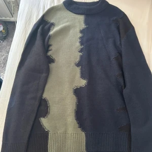 Stickad tröja Only & Sons, svart/grön - Snygg stickad tröja från Only & Sons i svart och olivgrönt med coolt abstrakt mönster framtill och baktill. Unik och garanterar blickar