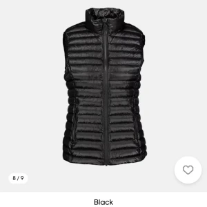 Svart dunväst från Stadium - Snygg svart dunväst från Everest Stadium med quiltad design och hög krage. Västen har dragkedja framtill och två praktiska fickor med dragkedja. Perfekt att slänga över en hoodie eller långärmad tröja när det är kyligt ute. Jag köpte den för tre år sen, men har inte använt den under den tiden. Den har används ett fåtal gånger, men nu ligger den och gör ingen nytta hemma. Ny pris är 599kr, kom gärna med pris förslag!