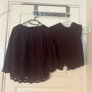 Vinröd spets sett från hm  - Jätte fint sommar sett från hm med spets kjol samt topp, andvänd fåtal gången när jag vart utomlands🌸🌝