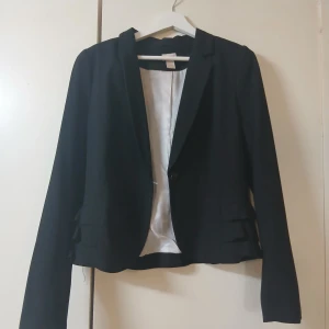 Blazer/ kavaj  - Köpt från H&M. Storlek 44  Liten i storleken och passar om man har storlek 40 & 42. Passar även mig som har storlek 38. 