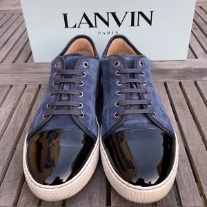 Lanvin skor  - Hej! Säljer nu dessa sjukt snygga Lanvin skor. Skorna är i nya, använda en gång! Vi rekommenderar att gå ner en storlek. Har ett begränsat antal boxar och dustbag! Hör gärna av dig vid frågor 