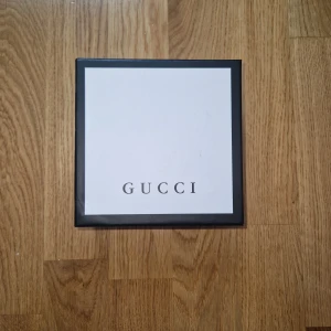 GG beige bälte med guldspänne - . Snyggt G-bälte i beige med klassiskt GG-mönster och ett stort, rundat spänne i guld. Bältet har en exklusiv känsla och är tillverkat i skinn med tydlig struktur. Perfekt accessoar för att lyfta din outfit med en lyxig touch.  box ingår inte!