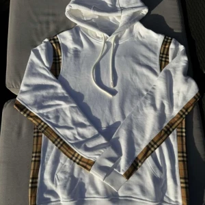 Burberry Vintage Check Panel Hoodie - Säljer en sparsamt använd hoodie från Burberry. Först till kvarn🙌🏼