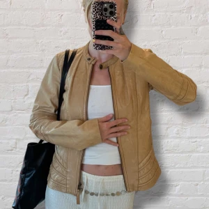 Faux läder jacka - SELLING ON VINTED FOR 200SEK LESS. Vintage-looking faux läder jacka i gul/beige 🪩