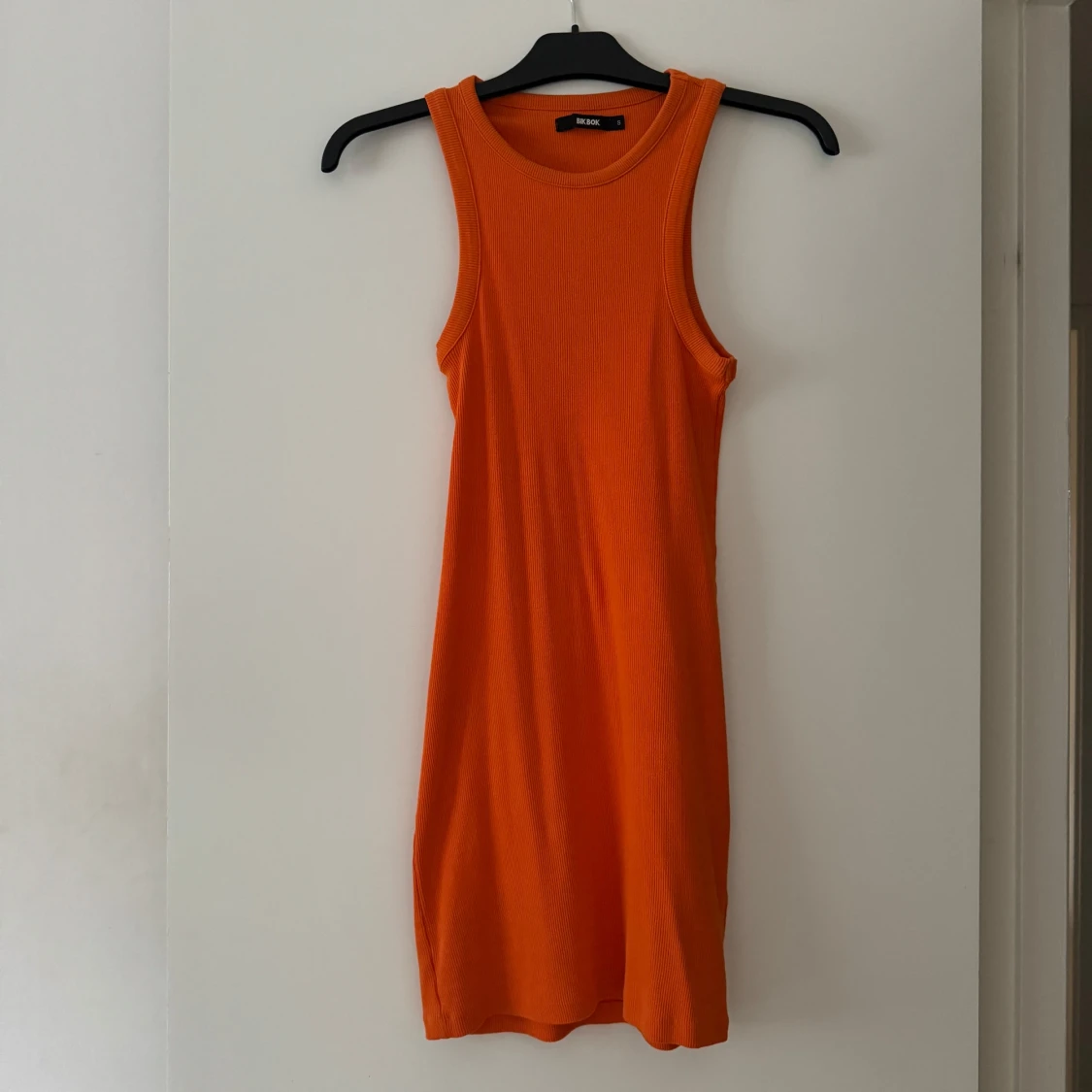 Ribbad orange klänning från Bik Bok