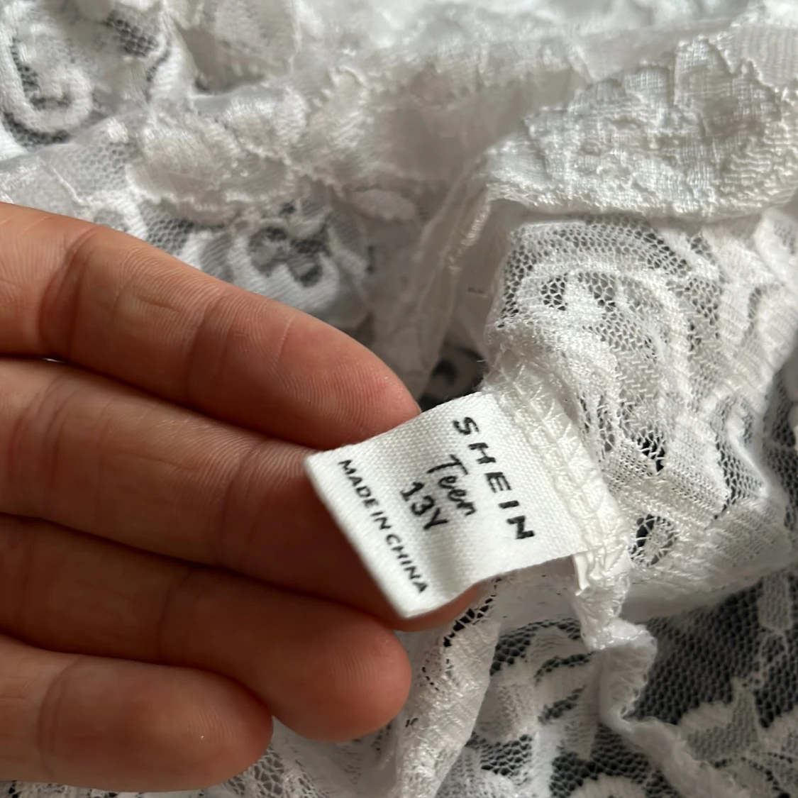 Vit spetsblus med blommönster - 4