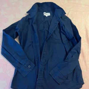 Mörkblå skjorta från D.M.D för barn  - Klassisk mörkblå skjorta från D.M.D med lång ärm och knappar framtill. Perfekt för en avslappnad  snygg look för barn som är 9år/ 134 cm. 