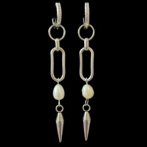 Silverörhängen med pärlor och spikes - Unika örhängen i silverfärg med avlånga länkar, vita pärlor och spetsiga spikes längst ner. Snygg kombination av klassiskt och edgy stil, perfekta för att lyfta din look.