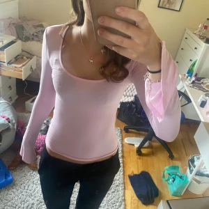 Ljusrosa långärmad topp med slits i armarna  - Supersöt ljusrosa långärmad topp från Gina Tricot med tight passform och slits i armarna 