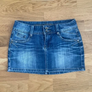 Blå jeanskjol - supersnygg blå lågmidjad vintage jeanskjol i storlek xs. Midja: 35,5 cm, höjd: 27,5 cm
