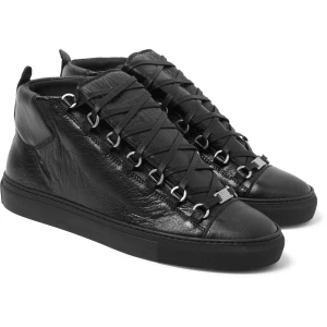 Söker balenciaga arena  - Tja söker dessa balenciaga arenas i storlek 44 skicka dm om ni har de 🙏