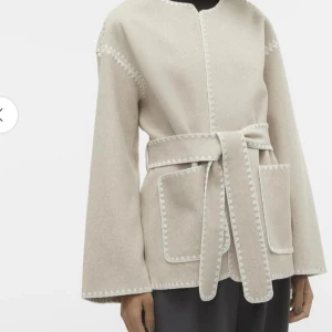 Beige cardigan kappa från Aware💗 - Superfin beige cardigan jacka från Aware med broderade detaljer längs kanterna och stora fickor framtill. Jackan har bälte i midjan och vida ärmar för en chill och avslappnad look. Perfekt att slänga på sig över en hoodie eller t-shirt. Lite nopprig men inga skador💗nypris 900kr