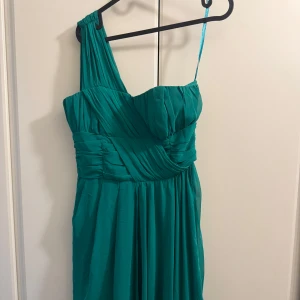 Grön klänning  - En grön klänning i stl 36 som är i väldigt bra skick säljs för 100 kr. 