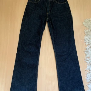 Mörkblå jeans från Lindex, modell Karen - Snygga mörkblå jeans från Lindex i modellen Karen. Jeansen har klassisk femficksdesign, raka ben och normal passform. Aldrig använda. Perfekta till en chill vardagslook. Är i den korta modellen så de är lite korta på mig som är 161 cm💝