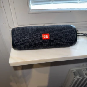 JBL flip 5 - Bärbar högtalare, ljudet och basen fungerar perfekt. 