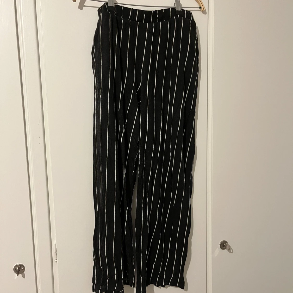 Svarta randiga byxor från Divided - 1