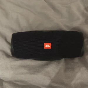 JBL CHARGE 4 högtalare  - Fick den för ca 2 år sen nästan aldrig använd sjukt bra kvalité och priset kan sänkas lite!       MAN FÅR EN HÖGTALAR VÄSKA MED AXELREM TILL