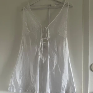 Topp med spets  - Jättefin vit spets topp. Den är tyvärr för stor för mig och kommer därför inte till användning. Storlek L skulle jag säga men står ingen storlek i den. Köpt second hand, men aldrig använt själv. Inga defekter. Skriv vid frågor☺️