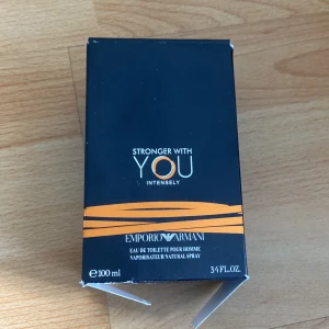 Emporio Armani Stronger With You Intense - Emporio Armani Stronger With You Intensely är en herrparfym i en stilren glasflaska med bärnstensfärgad vätska. Förpackningen är svart med orange detaljer och rymmer 100 ml eau de toilette. Doften är intensiv och modern, perfekt för dig som gillar kraftfulla och varma toner.
