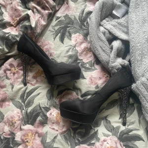 Svarta pumps med glittrig klack - Säljer dessa snygga svarta klackar som ej används längre💗 
