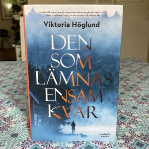 Svensk Thriller!  -  Fint nyskick. Inbunden.  En spännande och psykologisk deckare där mörka hemligheter och oväntade vändningar väntar. Perfekt för dig som gillar nervkittlande mysterier och vill följa jakten på en mördare i en svensk småstadsmiljö.