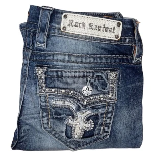 Rock Revival jeans - Rock Revival jeans Bootcut fit. W28. Uppsydda. [Ytterbenslängd 93cm] [Innerbenslängs 70cm] [Midja 40cm] [Benöppning 23cm]