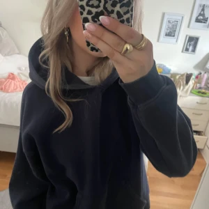Mörkblå hoodie  - Säljer denna supersnygga mörkblå hoodien från Gina då denninte kommer till användning, perfekt mysigt plagg att ha på sig till hösten 🍂 