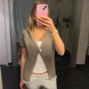 Stickad kortärmad kofta från zara - Så fin kortärmad stickad kofta från zara med en knapp. Använd typ 2 gånger så i nyskick, storlek L men passar mindre (jag är xs/s)💗så skön och mysig. 