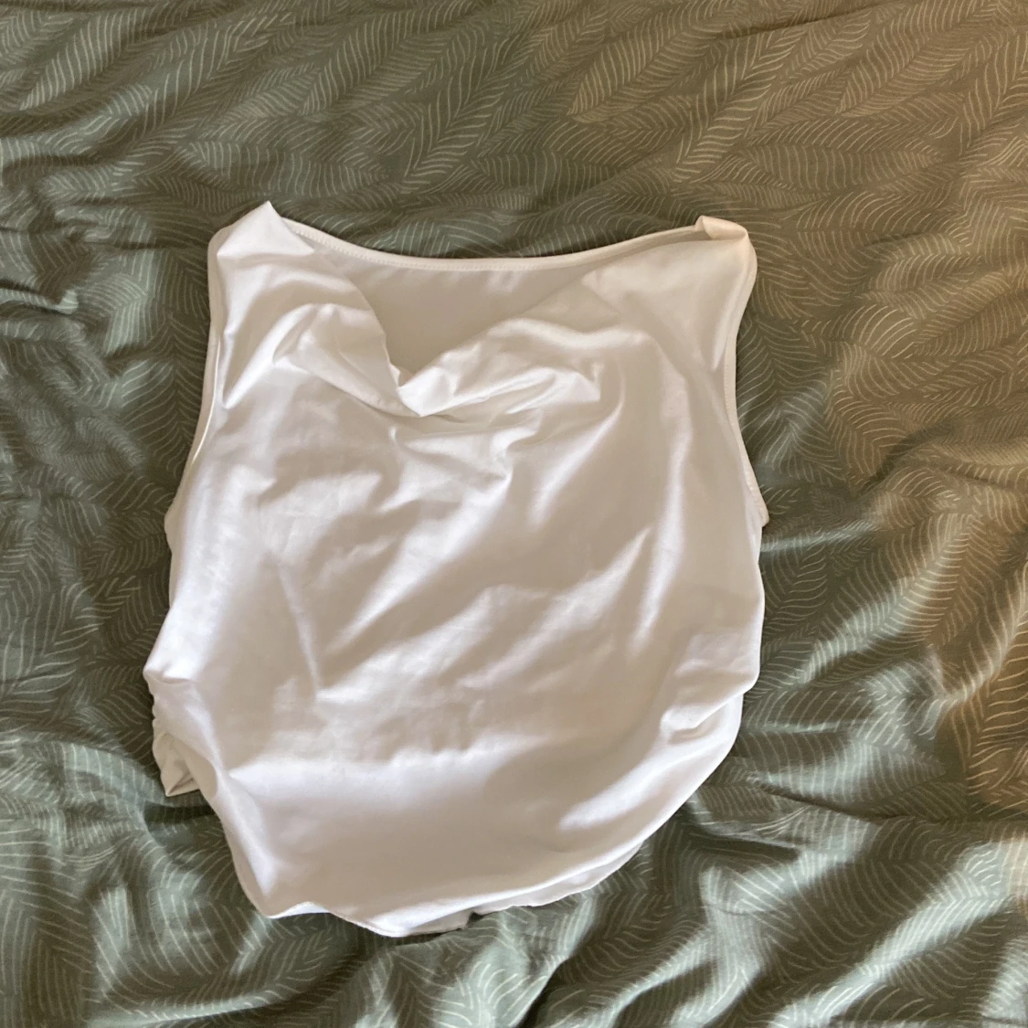 Vit ärmlös t-shirt med drapering