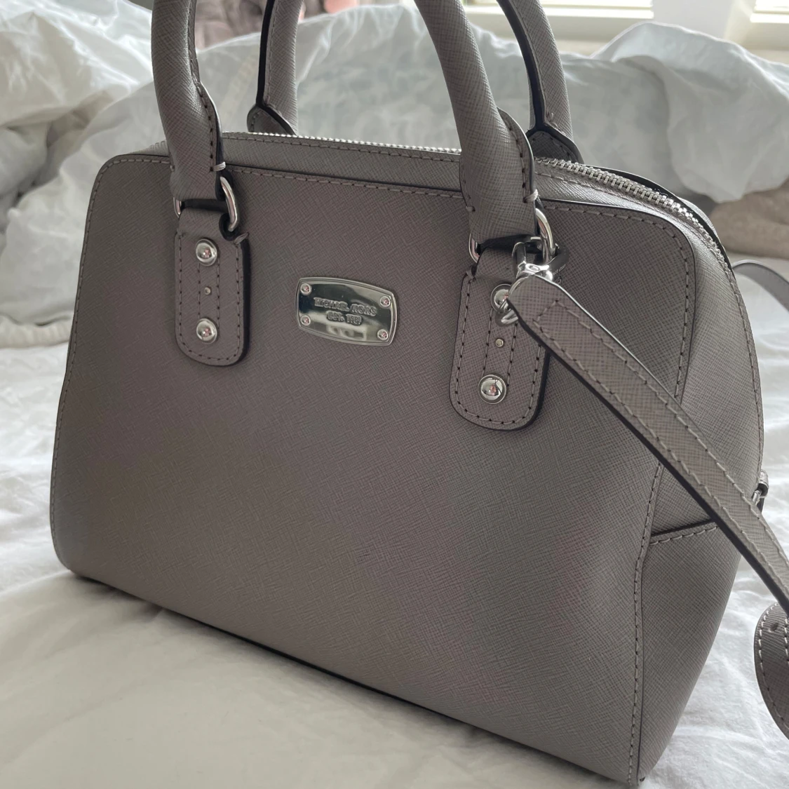 Grå handväska från Michael Kors - 1