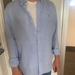 Morris skjorta - Säljer nu min väldigt fina Morris skjorta 👔 Storlek: 39/40(M) Skick: 9,8/10 Näst intill helt Ny! Mitt pris: 499kr & Ny pris 1350kr. 100% Linne! Fraktar alltid inom 48h 📦Hör gärna av er om minsta funderingar! Mycket Sommrig skjorta och modern skjorta!👔 