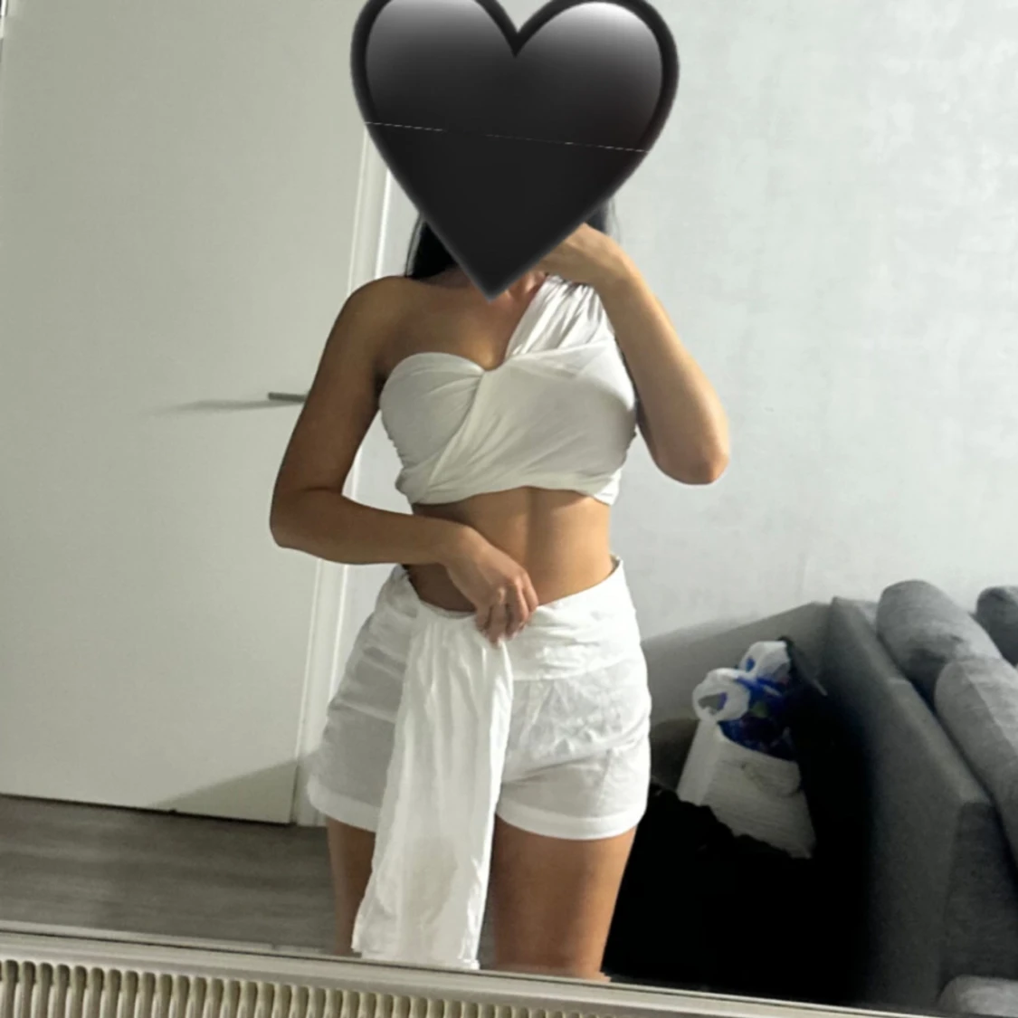 Sett med vita höga shorts med knyt och toppi prislapp