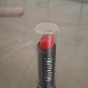 Rött läppstift från Missyoung - Snyggt rött läppstift från Missyoung med klassisk hylsa i svart plast och genomskinligt lock. Färgen är intensivt röd och ger en djärv look. Perfekt för dig som vill ha en färgstark touch till din makeup.