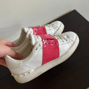 Valentino Open - Valentino Open skor💞