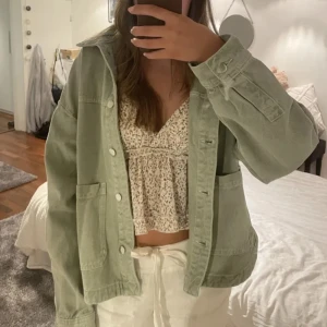Grön jeansjacka - Fin lite använd grön jeansjacka från zara i jättebra skick, lånad bild men skriv för egna!