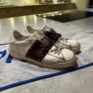 Valentino Rockstud sneakers vit/vinröd - Valentino rockstud, dem är använda mycket men finns fortfarande liv kvar. Storlek 41, priset kan diskuteras 
