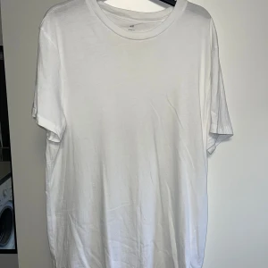 H&M T-shirt - T-shirt från HM, aldrig använd. Long sleeve modellen, funkar bra när du vill ha den under en hoodie/sweatshirt och du vill att T-shirten ska synas under