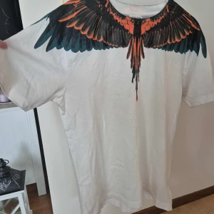 Marcelo Burlon T-shirt  - Fin T-shirt från Marcelo Burlon. Finns inga skador eller slitage, nyskick 