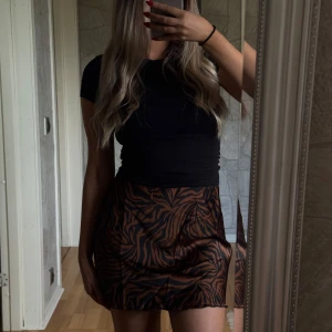 Zebramönstrad brun minikjol H&M - Snygg kort kjol från H&M i brun och svart zebramönstrad design. Ny och oanvänd!🤩