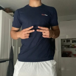 ShowTime T-Shirt - Snygg mörkblå t-shirt från Showtime med tryck på bröstet och en stor grafik på ryggen av hockeyspelaren Kane #88. Klassisk passform och rund hals. Perfekt för dig som gillar sportiga och stilrena plagg.