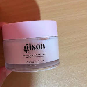 Gisou Honey Infused Hair Mask 75ml - Hej! säljer nu denna söta hårmask från Gisou. Endast använd en gång! Passade tyvärr inte min hårtyp, men väldigt rekommenderad av andra. För fler frågor/bilder så hör bara av. Nypris 280 kr. Pris kan diskuteras vid snabb affär. 75 ML. ☺️💓