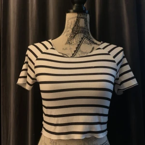 Randig topp - Vit croppad topp med svarta ränder. Köpte den i Grekland för ett år sedan, använt fåtal gånger. Har en liten tråd som sitter löst men annars finns det nog inga problem. Passar perfekt till en stilren outfit❤️ 