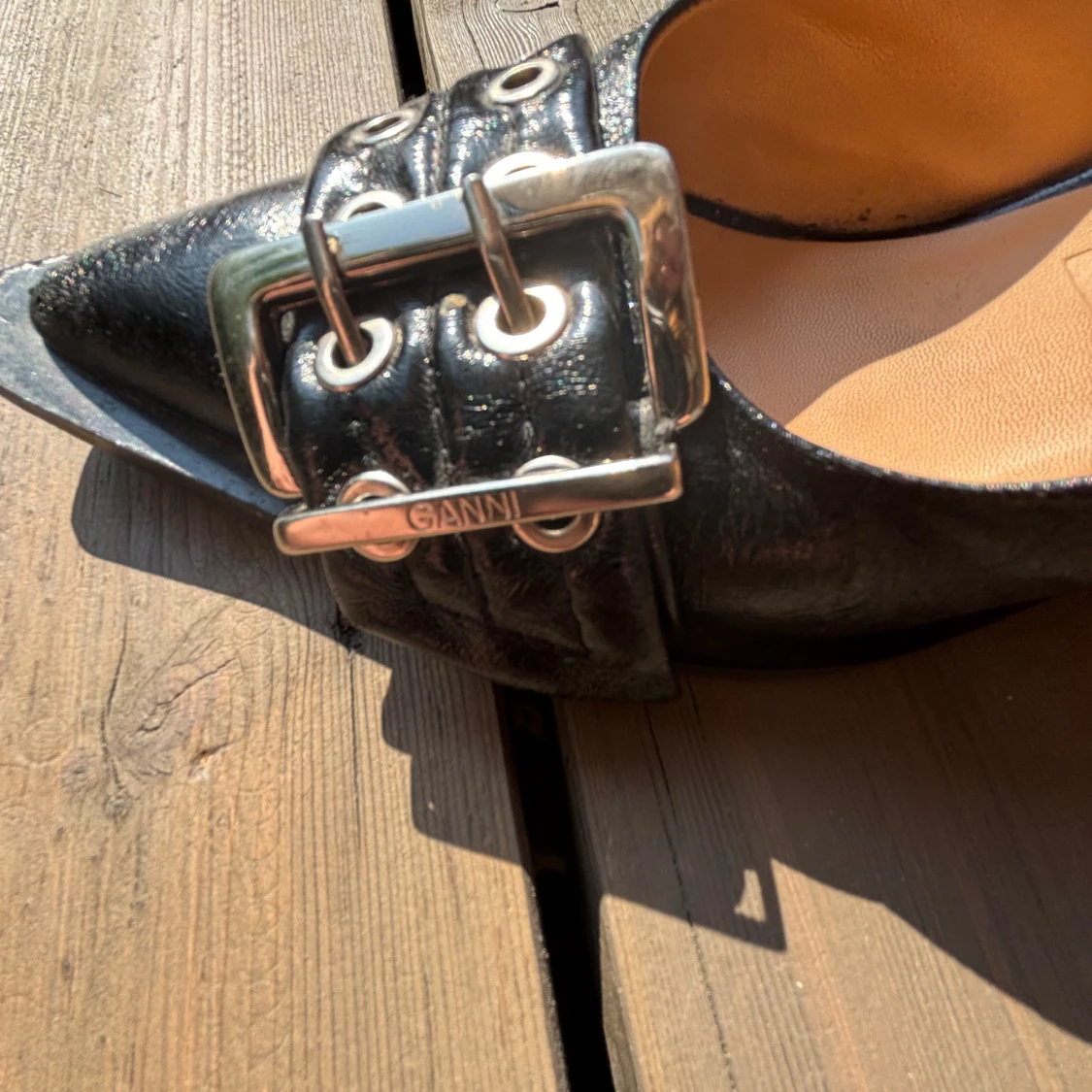 Svarta pumps med spänne från GANNI - 2