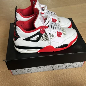 Nike Air Jordan 4 Retro Fire Red - Nike Air Jordan 4 Retro Fire Red. Priset är ej hugget i sten och kan förhandlas i en snabbaffär. Skriv gärna för frågor eller bilder. ÄKTA SÅKLART
