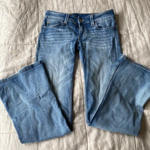 Bootcut jeans från Cheap Monday blå - Bootcut jeans från Cheap Monday i ljusblå tvätt med klassisk femficksdesign. Jeansen har låg midja och är tillverkade i en stretchig bomullsblandning för skön passform. Storleken är 27/30. 