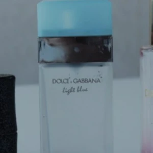 Dolce & Gabbana Light Blue parfym - Fräsch parfym från Dolce & Gabbana, Light Blue. Flaskan är rektangulär i frostat glas med en ljusblå plastkork och silverdetalj. Doften är ikonisk och passar dig som gillar lätta, fruktiga och fräscha toner.